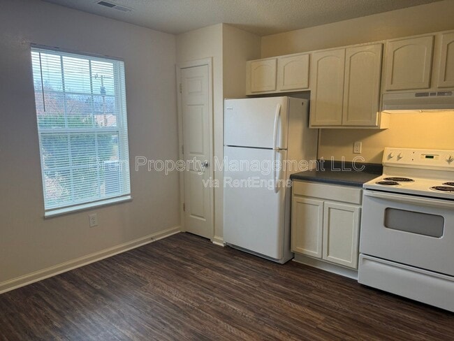 Building Photo - 5606 Boxwood Garden Way