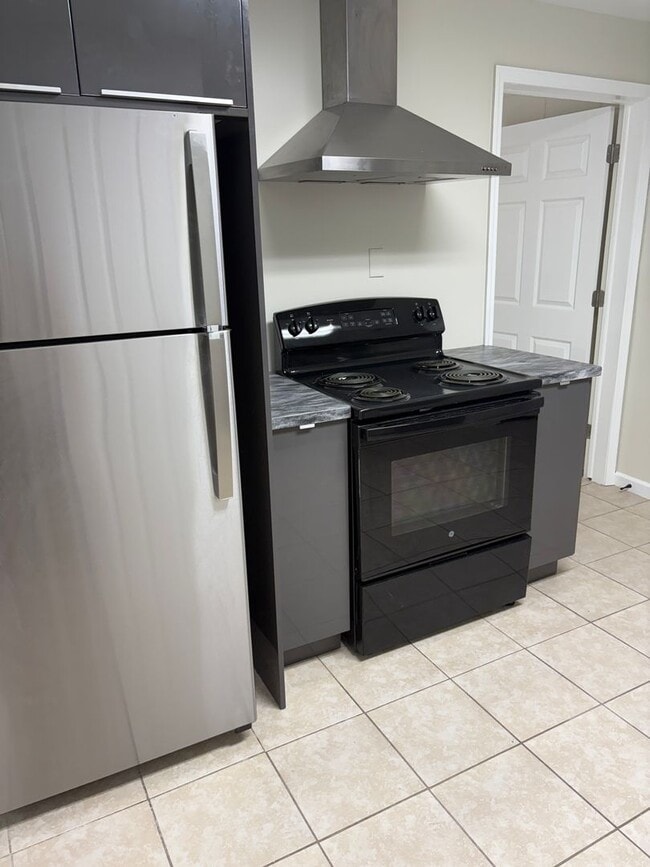 Building Photo - Renovated 3 bedroom house in the heart of ...