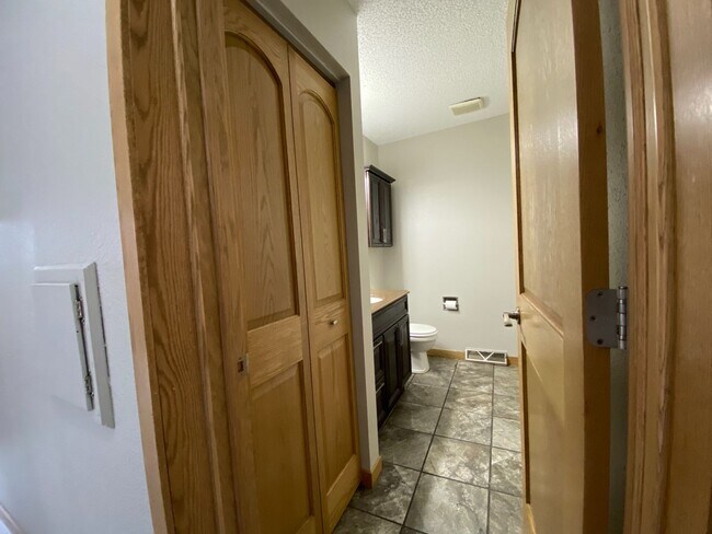 Building Photo - 4 Bedroom Townhome by Moorhead High School!