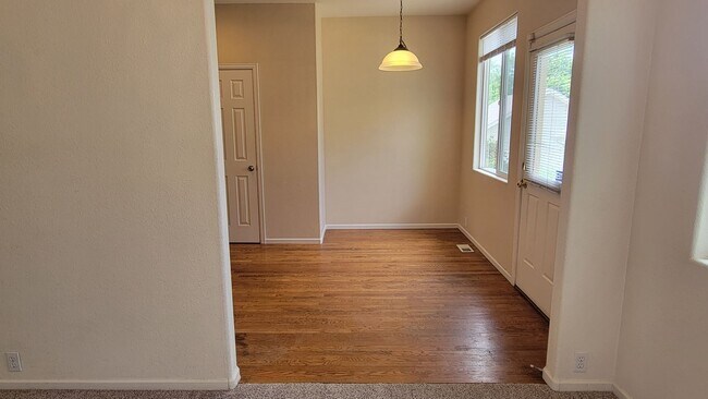 Building Photo - Single Family 3 Bed, 2.5 Bath Home - Avail...