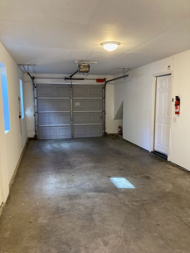 Building Photo - 2812 Bay Village Ave
