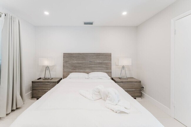 Building Photo - 4017 Monroe St