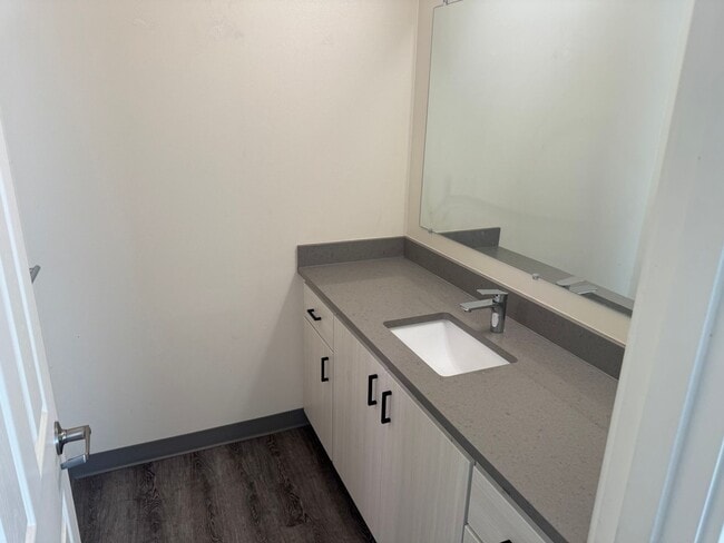 Building Photo - Bres01