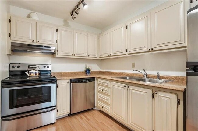 Building Photo - 6223 Bay Club Dr