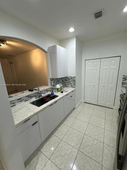 Building Photo - 4273 NE 10th Ct