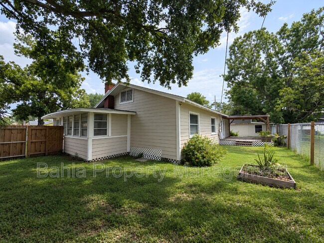 Building Photo - 6805 N Navin Ave