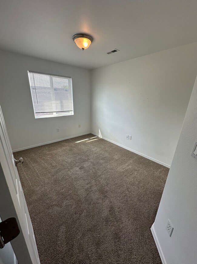 Building Photo - SW Bend House Near the Old Mill District, 4 Bdrms, 2.5 baths, A/C, Office/den, Dbl. Garage