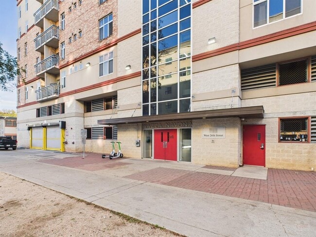 Building Photo - 711 W 26th St