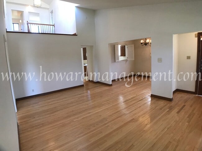 Building Photo - Two story home with newer central A/C in the Mar Vista Hills. Large kitchen, family room, and lar...