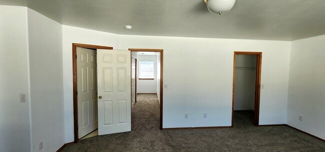 Building Photo - 1326 S Skyline Dr