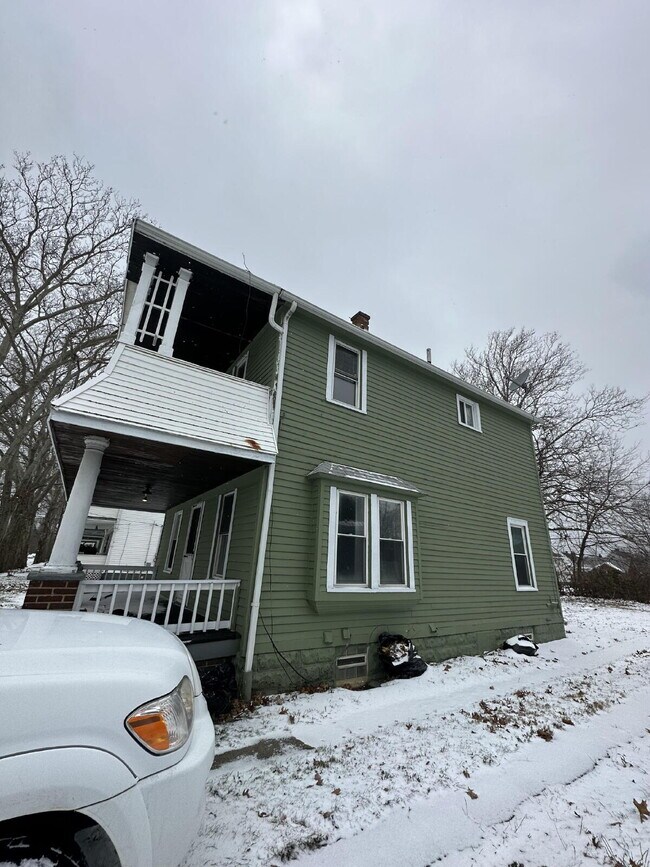 Building Photo - Spacious 1-Bed Duplex with French Doors to Master Bedroom