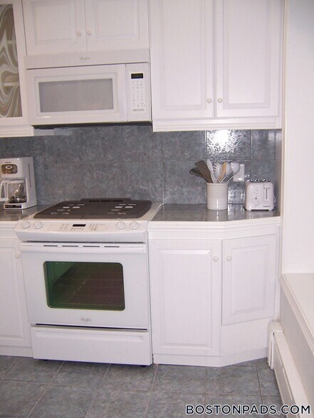 Building Photo - 188 Maverick St