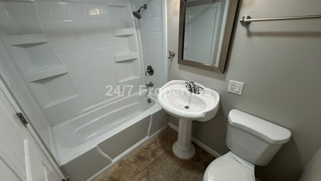 Building Photo - Spacious 4 Bedroom Home in Oregon City! - RV/Boat/Trailer Parking