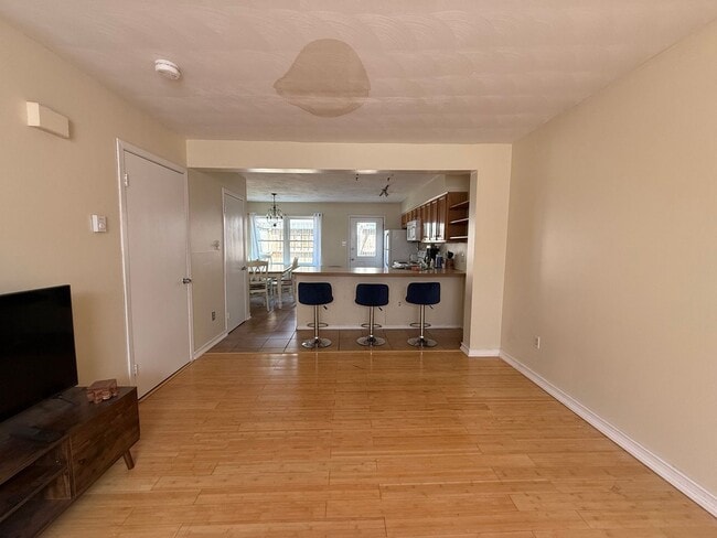 Building Photo - 3 Bedroom Townhome in Woods Edge!