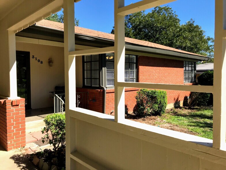 Building Photo - 3108 Medina Ave