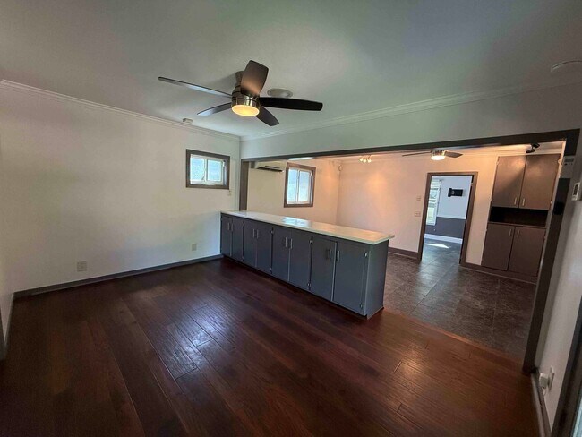 Building Photo - Charming Land Park 2 Bedroom