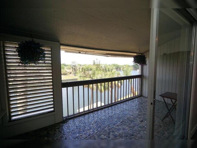 Building Photo - Waterfront 2BR Condo with Private Garage and Water Views in Tampa