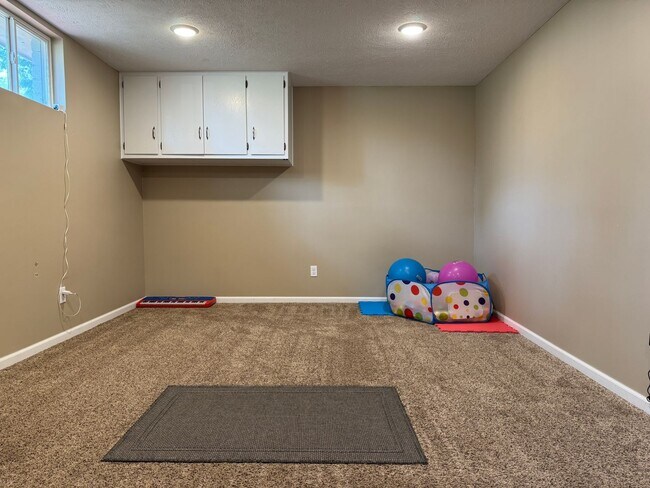 Building Photo - Stunning 4 Bed, 3 Bath Home with Backyard ...