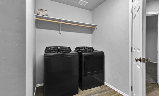 Building Photo - Welcome to this stunning 4-bedroom, 2-bathroom home located in the vibrant community of Caldwell,...