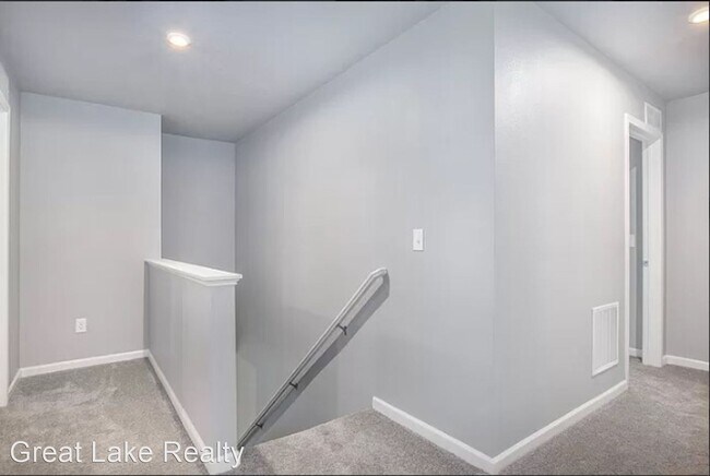 Building Photo - 4 br, 2.5 bath House - 651 East North Street