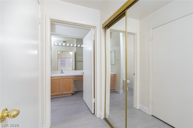 Building Photo - 2110 Los Feliz St