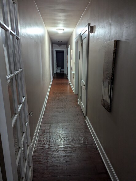 Building Photo - 208 Sutton St