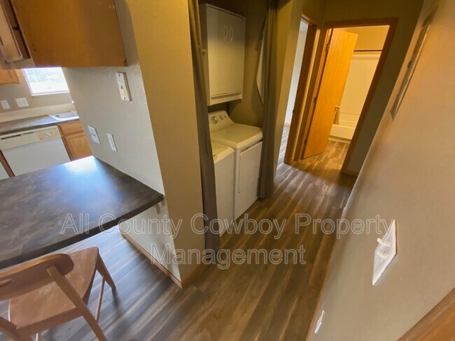 Building Photo - 535 E Mitchell St