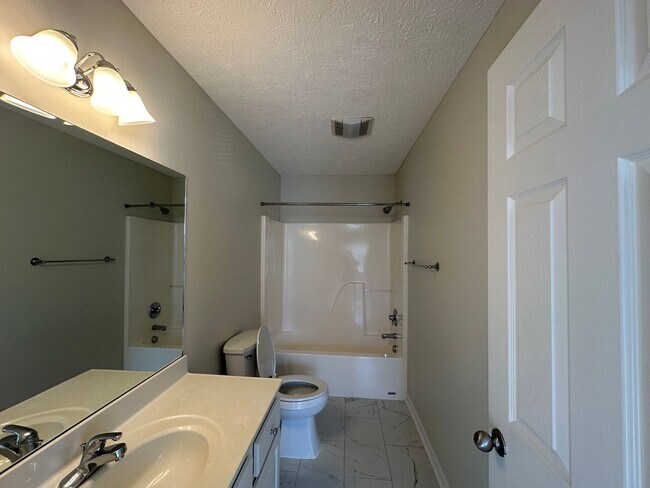 Building Photo - 3-bedroom, 3.5-bathroom nestled in Wyndhurst VA.