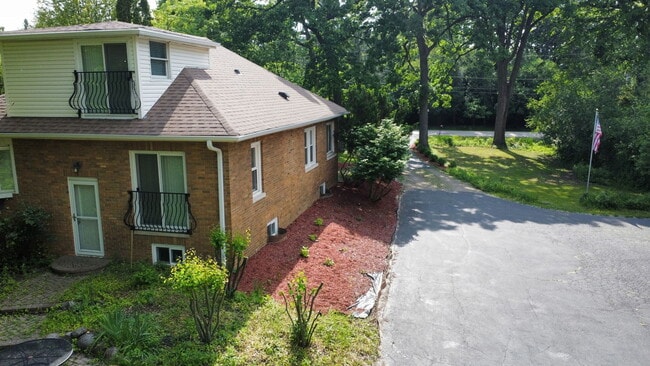 Building Photo - 2325 Shady Ln