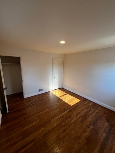 Building Photo - 5407 Quintana St