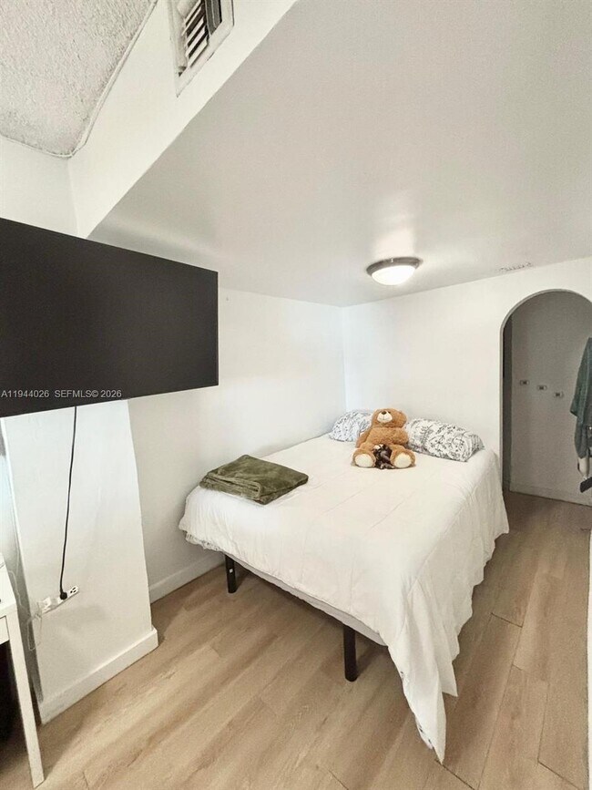 Building Photo - 999 Brickell Bay Dr