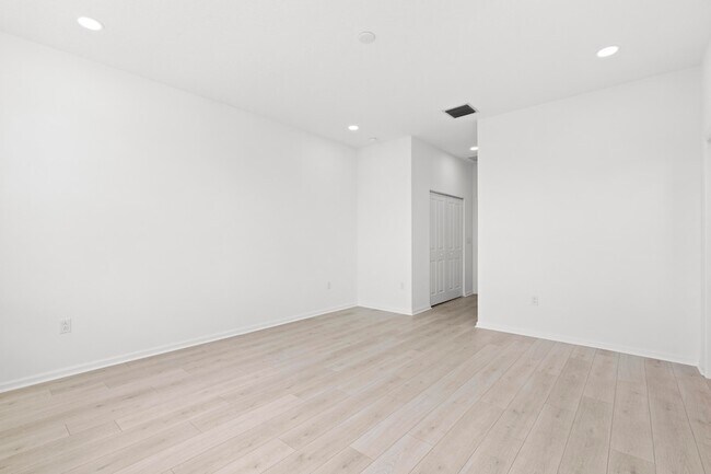 Building Photo - 4416 Longwood Lk Sq