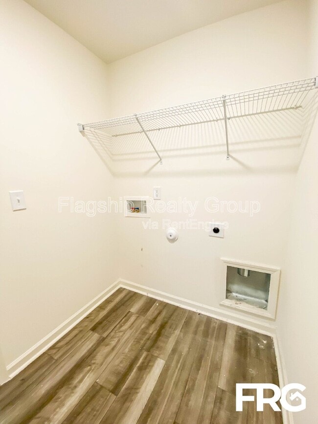 Building Photo - 300 Kenison Way