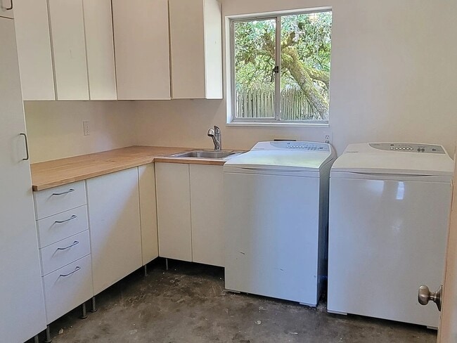 Building Photo - Updated 3-Bedroom Home with Spacious Yard in Broadview/Bitter Lake