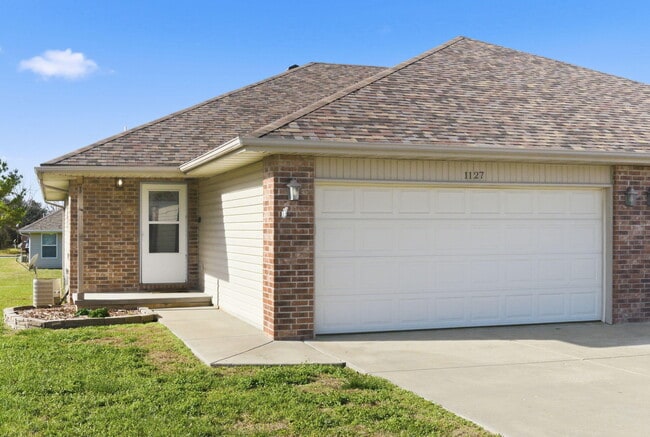 Building Photo - 1127 N Northwood Ave