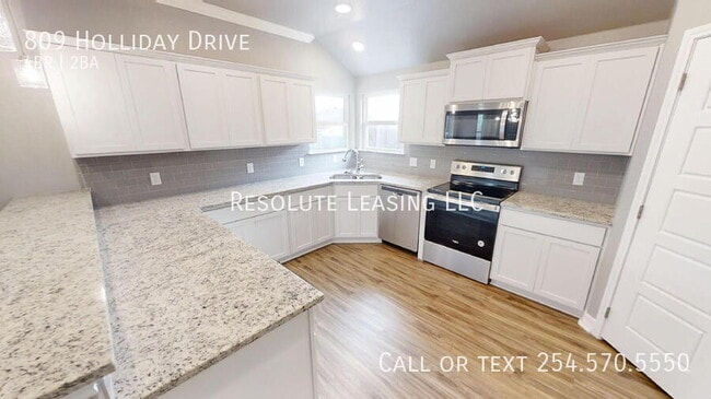 Building Photo - 809 Holliday Dr