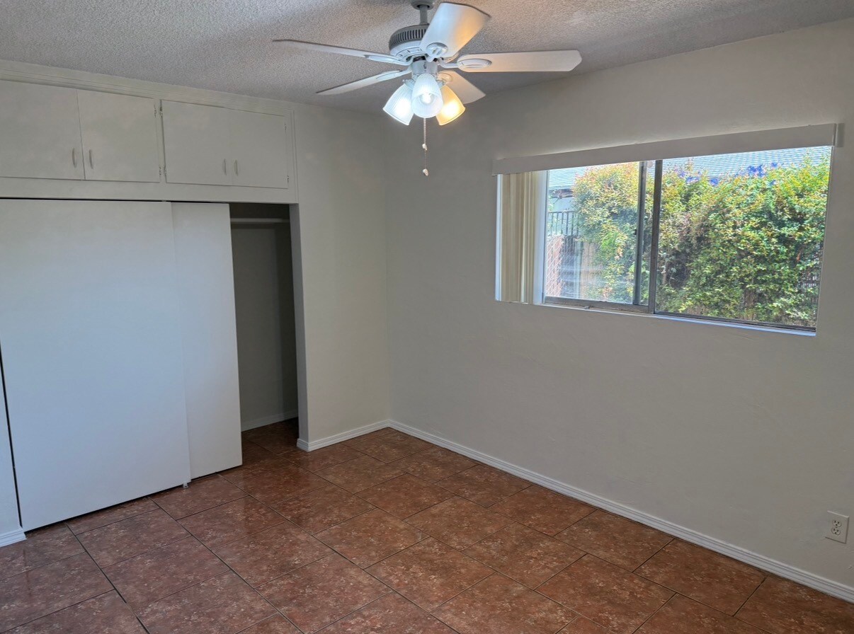 Front bedroom - 4068 Oakcrest Dr