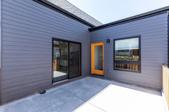 Building Photo - Beautiful Newer Condo near Monforton School