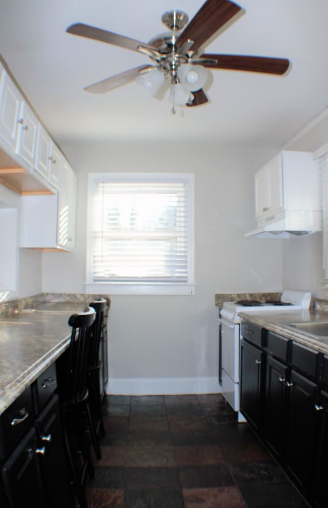 Building Photo - "Charming 2-Bed Home with Gleaming Hardwood Floors in Hendersonville!"