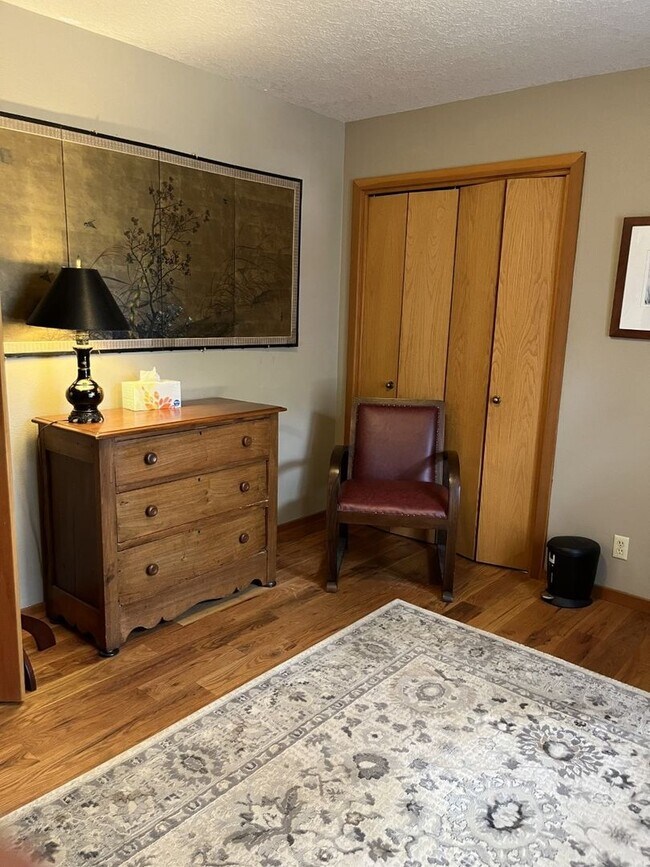 Building Photo - SEASONAL FURNISHED SHORT TERM RENTAL Offer...