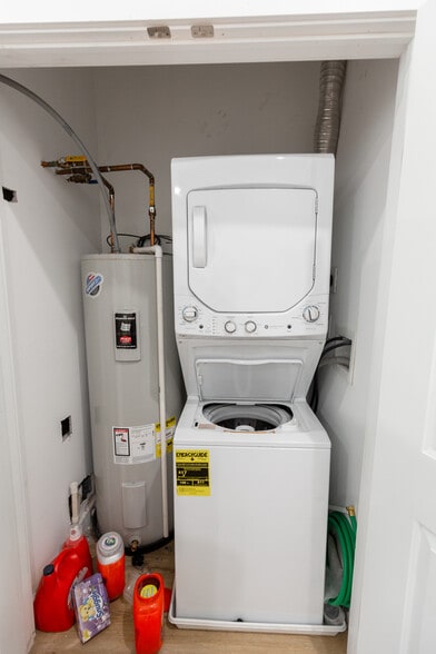 Building Photo - 3945 Lancaster Ave