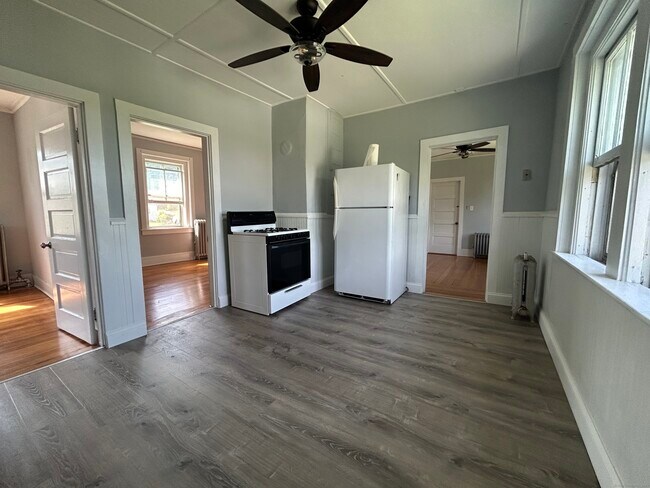 Building Photo - 10 Cherry St