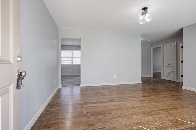 Building Photo - 1219 Leslie Ln