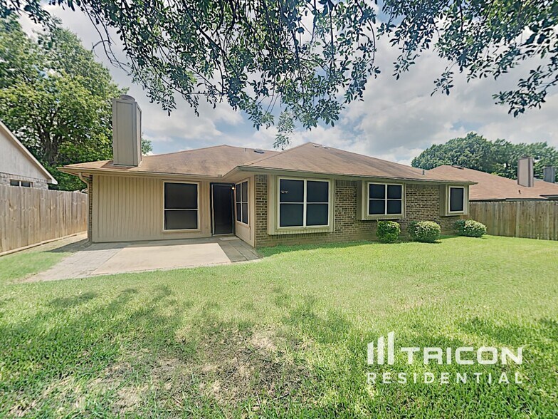 Building Photo - 7015 Escondido Dr
