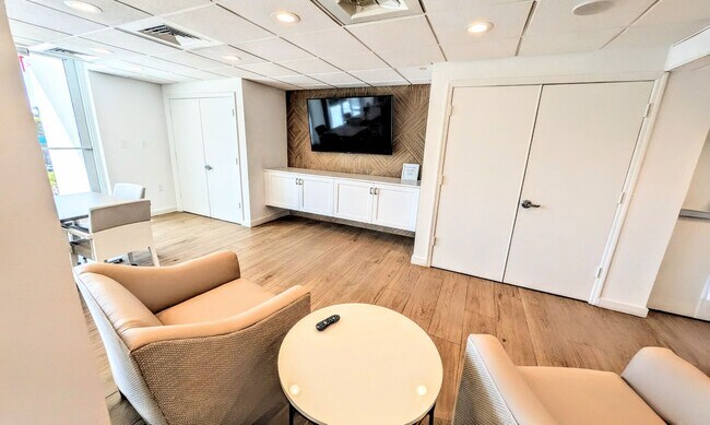 Building Photo - Seasonal/short term 2/2 condo rental with full water view on Longboat Key.