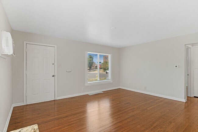 Building Photo - Newly Renovated 2 bed/1 bath home!!