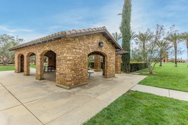 Building Photo - 3851 Loyola Ln