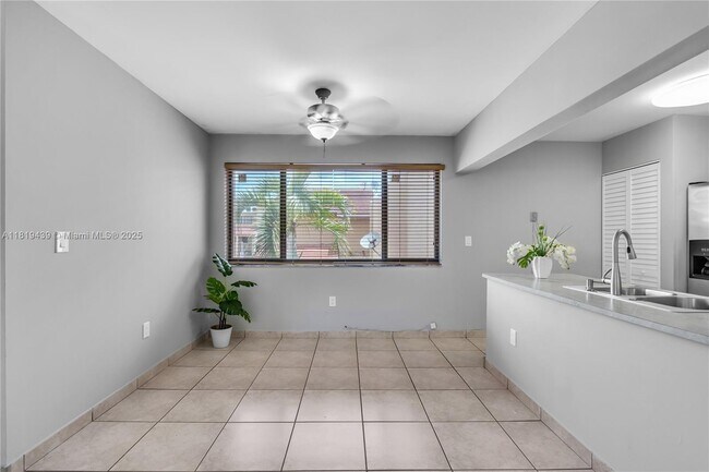 Building Photo - 341 W Park Dr