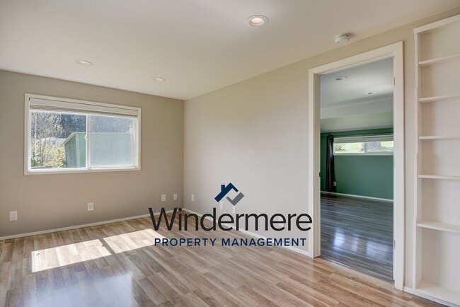 Building Photo - Charming 1 bed 1 bath With A View