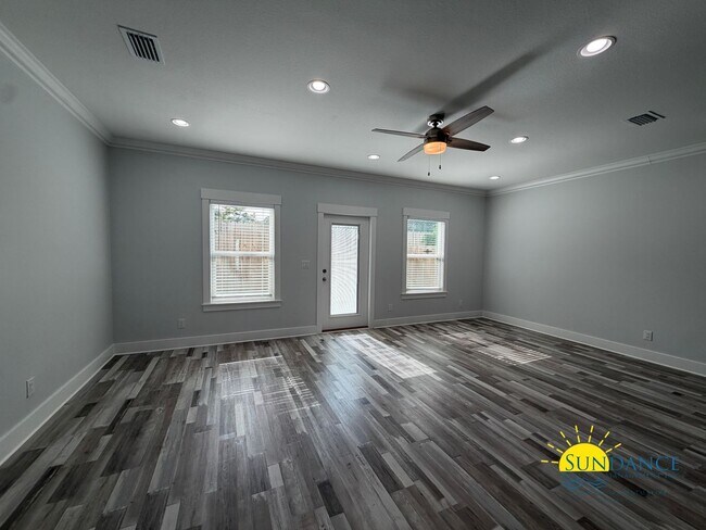 Building Photo - Gorgeous 2 Story 4 Bedrooms Townhome in Fort Walton Beach!